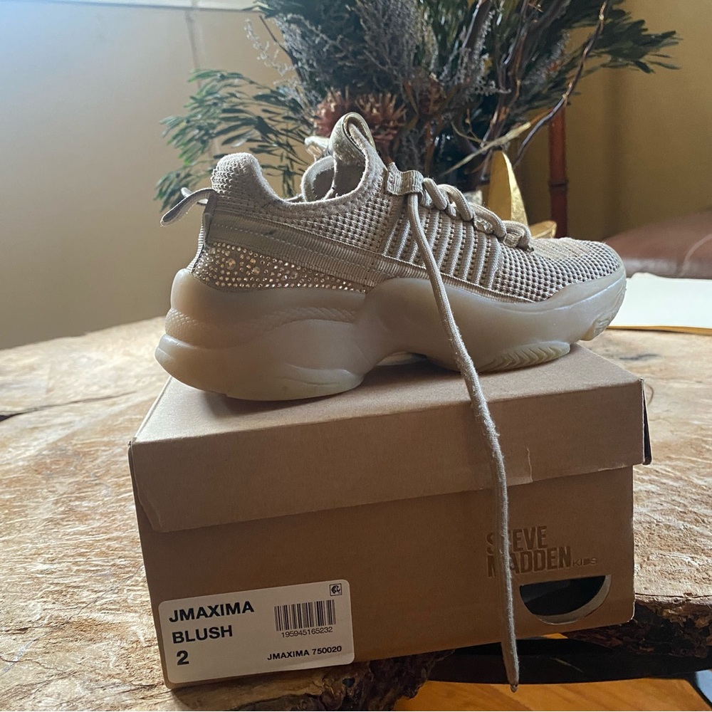 Steve Madden Tennis shoes used size 2